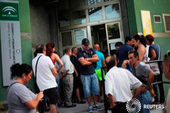 El paro repunta en España por tercer mes consecutivo en octubre Gente esperando en un centro de empleo en Málaga