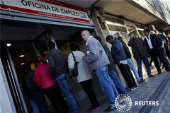 El paro se dispara en octubre y se sitúa en 4.833.521 personas Varias personas hacen cola ante una oficina de empleo en Madrid, el 5 de noviembre de 2012