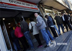Varias personas hacen cola ante una oficina de empleo en Madrid, el 5 de noviembre de 2012