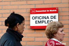 Paro en España sube en octubre por tercer mes consecutivo Dos personas entran en una oficina de empleo en Madrid el 23 de octubre de 2014