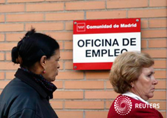 Dos personas entran en una oficina de empleo en Madrid el 23 de octubre de 2014
