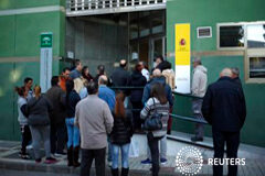 La tasa de paro sube al 21 por ciento en el arranque del año Un grupo de personas espera para entrar en una oficina de empleo en Málaga