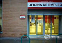 La gente espera para entrar en una oficina de empleo en Madrid, el 24 de octubre de 2013