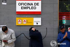 La OCDE aboga por reducir más los costes del despido en España Varias personas hacen cola ante una oficina del paro en Madrid el 25 de abril de 2013