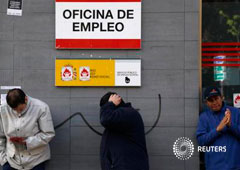 Varias personas hacen cola ante una oficina del paro en Madrid el 25 de abril de 2013