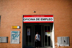 El paro registrado aumenta en 27.858 personas en septiembre Una mujer entra en una oficina de empleo en Madrid, el 24 de julio de 2014