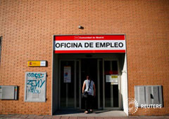 Una mujer entra en una oficina de empleo en Madrid, el 24 de julio de 2014
