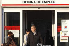 El paro sube en febrero tras aprobarse la reforma laboral Unas personas salen de una oficina de empleo en Madrid