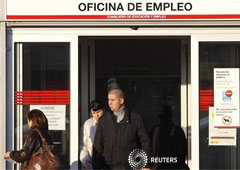 Unas personas salen de una oficina de empleo en Madrid
