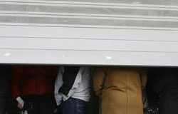 El paro registrado sube en 82.000 personas en febrero Personas en la cola del Inem.