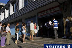 El paro en España sube en 61.000 personas en agosto En la imagen, gente guarda cola para entrar en una oficina de empleo, en Madrid, el 2 de agosto de 2010