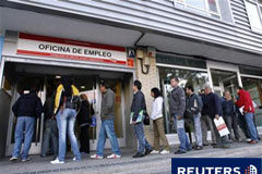 La tasa de paro baja al 19,79% en el tercer trimestre Varias personas hacen cola en una oficina de empleo en Madrid el 4 de octubre de 2010.