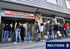 Varias personas hacen cola en una oficina de empleo en Madrid el 4 de octubre de 2010.