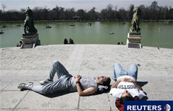 El verano de 2010 será más caluroso de lo habitual en España varias personas toman el sol en el parque del Retiro, en Madrid, pocos días antes del comienzo de la primavera, el 17 de marzo de 2010.