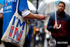 Los partidarios británicos de la UE ganan terreno en la recta final del referéndum Un partidario de la campaña a favor de permanecer en la UE en Holborn, Londres, el 20 de junio de 2016