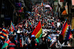 La policía boliviana dispara gases lacrimógenos contra los partidarios de Morales Partidarios del expresidente de Bolivia Evo Morales marchan en La Paz, Bolivia, 18 de noviembre, 2019.