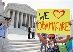 Partidarios de la Ley de Sanidad Asequible se reúnen frente al Tribunal Supremo de EEUU antes de que el tribunal se pronunciara sobre la legalidad de la ley en Washington, el 28 de junio de 2012