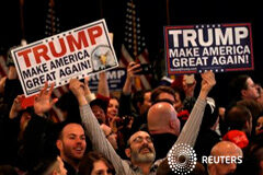 Trump y Sanders ganan las primarias de EEUU en New Hampshire Partidarios de Trump celebran el triunfo de Trump en New Hampshire, en Manchester, New Hampshire, 9 de febrero, 2016. 2016