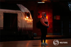 España relaja el confinamiento cuando las muertes por coronavirus superan las 17.000 Un viajero con una mascarilla espera un tren en la estación de Atocha durante el estado de alarma declarado como consecuencia del brote de coronavirus en Madrid, España, el 13 de abril de 2020