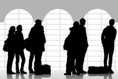 El proyecto comunitario de Registro de Pasajeros choca frontalmente con la jurisprudencia del TJUE Una fila de gente esperando con equipaje