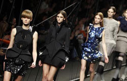 Del fondo de armario al fondo de despacho Unas mujeres desfilando en la pasarela cibeles.