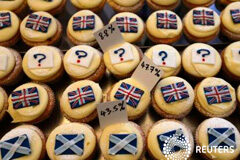 El apoyo a la independencia escocesa retrocede en víspera del referéndum Unos pasteles en la ventana de la pastelería Cuckoo en Edimburgo, Escocia, el 17 de septiembre de 2014. La pastelería lleva 200 días mostrando el porcentaje de pasteles vendidos en cada una de las tres categorías
