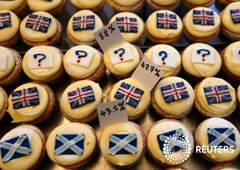 Unos pasteles en la ventana de la pastelería Cuckoo en Edimburgo, Escocia, el 17 de septiembre de 2014. La pastelería lleva 200 días mostrando el porcentaje de pasteles vendidos en cada una de las tres categorías