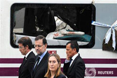 La ministra de Fomento dice se está analizando toda la red ferroviaria La ministra Pastor junto al presidente del Gobierno, Mariano Rajoy, y el presidente de la Xunta de Galicia, Alberto Núñez Feijoo (I), en el lugar del accidente cerca de Santiago de Compostela, el 25 de julio de 2013