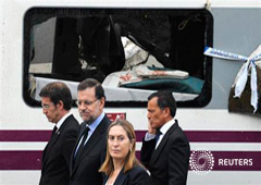 La ministra Pastor junto al presidente del Gobierno, Mariano Rajoy, y el presidente de la Xunta de Galicia, Alberto Núñez Feijoo (I), en el lugar del accidente cerca de Santiago de Compostela, el 25 de julio de 2013