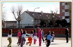Negativa a escolarizar cautelarmente por motivos morales a una niña en un colegio concertado, por haberse elegido secundariamente en la solicitud colegios públicos Niños jugando en el patio del colegio.