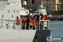 Rescatan a más de 80 migrantes en aguas de la isla italiana de Lampedusa Un patrullero de las Fuerzas Armadas de Malta que lleva a 87 migrantes rescatados llega al puerto Marsamxett de La Valeta, Malta, 6 de marzo de 2019