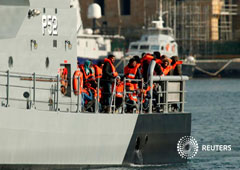 Un patrullero de las Fuerzas Armadas de Malta que lleva a 87 migrantes rescatados llega al puerto Marsamxett de La Valeta, Malta, 6 de marzo de 2019