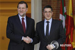 El Gobierno vasco recurrirá los recortes ante el Constitucional López (dcha.) y el presidente del Gobierno, Mariano Rajoy, posando
