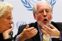 La ONU cree que se utilizaron armas químicas en Siria Paulo Pinheiro (D), presidente de la comisión de investigación de la ONU sobre Siria, junto con la miembro de la comisión Carla del Ponte, en una conferencia de prensa para presentar su último informe en Ginebra, el 3 de junio de 2013