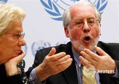 Paulo Pinheiro (D), presidente de la comisión de investigación de la ONU sobre Siria, junto con la miembro de la comisión Carla del Ponte, en una conferencia de prensa para presentar su último informe en Ginebra, el 3 de junio de 2013