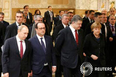 Los líderes continúan charlas de paz sobre Ucrania, la lucha se intensifica El presidente ruso Vladimir Putin (izq. primero), el presidente de Ucrania Petro Poroshenko (dcha, segundo), la canciller alemana Angela Merkel (dcha, primera) y el presidente francés Francois Hollande (izq, segundo) en Minsk el 11 de febrero de 2015