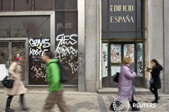 Eurostat confirma el déficit español en el 8,5% del PIB en 2011 unos peatones psasan junto a un edificio vacío en el centro de Madrid, el 19 de abril de 2012