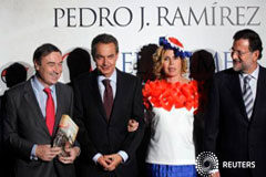 Dimite el director de El Mundo tras un enfrentamiento con el Gobierno Pedro J. Ramírez con el entonces presidente del Gobierno, José Luis Rodríguez Zapatero, la mujer del periodista, la diseñadora Agatha Ruiz de la Prada, y el entonces líder de la oposición, Mariano Rajoy, durante la presentación del libro de PEdro J "El Pr