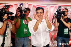Sánchez: La nueva dirección socialista elegirá la fecha de las primarias Sánchez celebra haber sido elegido secretario general en Madrid, el 13 de julio de 2014