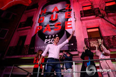 Los socialistas de Sánchez comienzan a ponderar socios para formar Gobierno El presidente socialista y líder del PSOE, Pedro Sánchez, celebrando ante simpatizantes en Madrid la victoria de su partido en las elecciones españolas, el 29 de abril de 2019