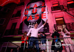 El presidente socialista y líder del PSOE, Pedro Sánchez, celebrando ante simpatizantes en Madrid la victoria de su partido en las elecciones españolas, el 29 de abril de 2019