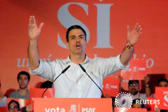 Sánchez dice que no apoyará un gobierno liderado por Iglesias o por el PP Sánchez durante un mitin en Valencia, el 18 de junio de 2016