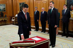 Sánchez ultima su Ejecutivo, que podría reunirse en Consejo de Ministros el próximo viernes Pedro Sánchez prometiendo el cargo de Presidente del Gobierno