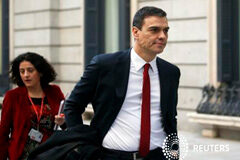 La opción de un Gobierno de izquierdas gana fuerza, pero no sin escollos El líder del PSOE, Pedro Sánchez, llega al Congreso de los Diputados para asistir a su sesión de investidura, en Madrid, el 13 de enero de 2016