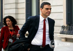 El líder del PSOE, Pedro Sánchez, llega al Congreso de los Diputados para asistir a su sesión de investidura, en Madrid, el 13 de enero de 2016
