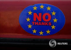 Una pegatina en un coche con un logotipo que anima a abandonar la UE en Llandudno, Gales, el 27 de febrero de 2016