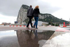 Hands off our rock: Gibraltar ¿español? En esta imagen de archivo, una pareja camina por la pista del aeropuerto internacional de Gibraltar, territorio británico situado cerca de la frontera con España, el 25 de noviembre de 2018