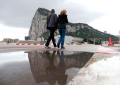 En esta imagen de archivo, una pareja camina por la pista del aeropuerto internacional de Gibraltar, territorio británico situado cerca de la frontera con España, el 25 de noviembre de 2018