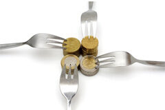 La pensión alimenticia en caso de divorcio no queda extinta con la mayoría de edad del hijo Cuatro tenedores y monedas de euro