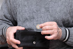 Síntesis del nuevo sistema de pensiones de la Seguridad Social desde 2014 Un pensionista metiendo dinero en una cartera